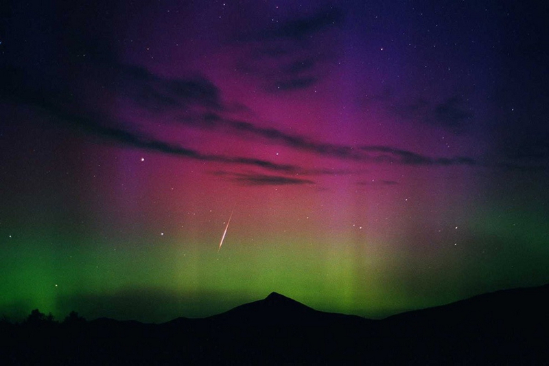 Momento magnífico cuando el meteoro pasa el cielo nocturno