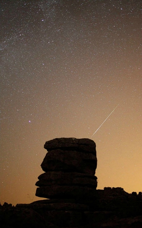 Momento magnífico cuando el meteoro pasa el cielo nocturno