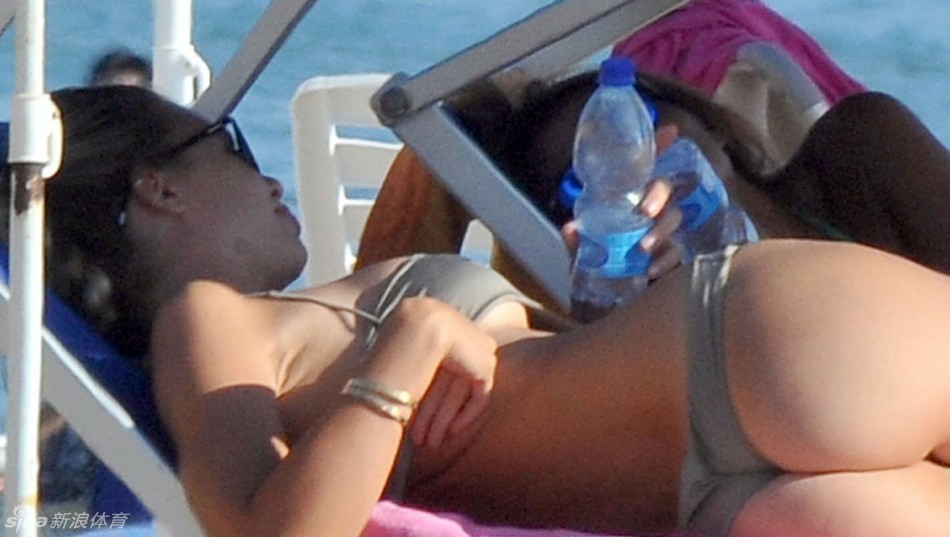 La esposa del famoso futbolista toma el sol casi desnuda en la playa 