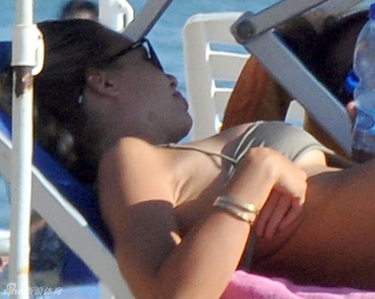 La esposa del famoso futbolista toma el sol casi desnuda en la playa 