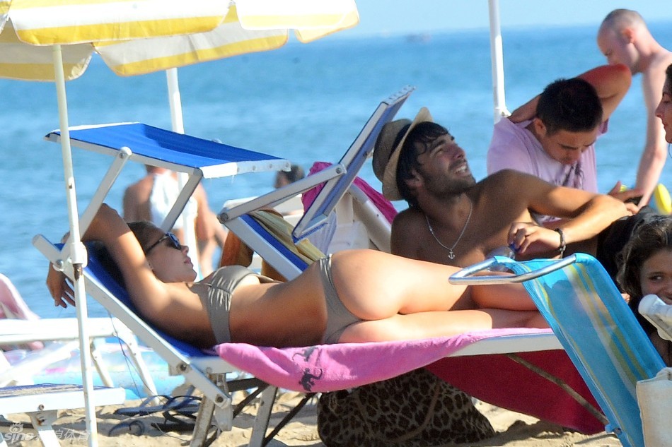 La esposa del famoso futbolista toma el sol casi desnuda en la playa 