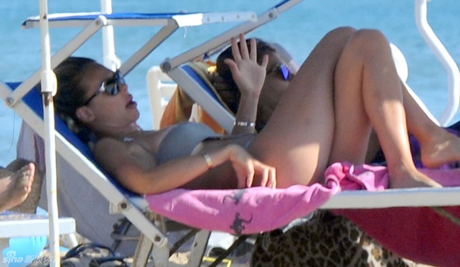 La esposa del famoso futbolista toma el sol casi desnuda en la playa 