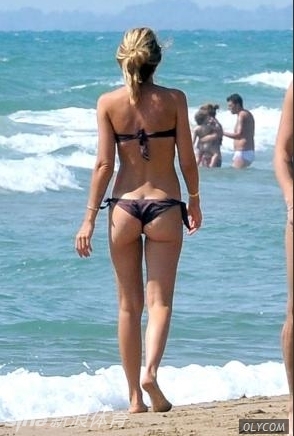 La esposa del famoso futbolista toma el sol casi desnuda en la playa 