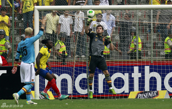 España gana a Ecuador con goles de Negredo y Cazorla 8