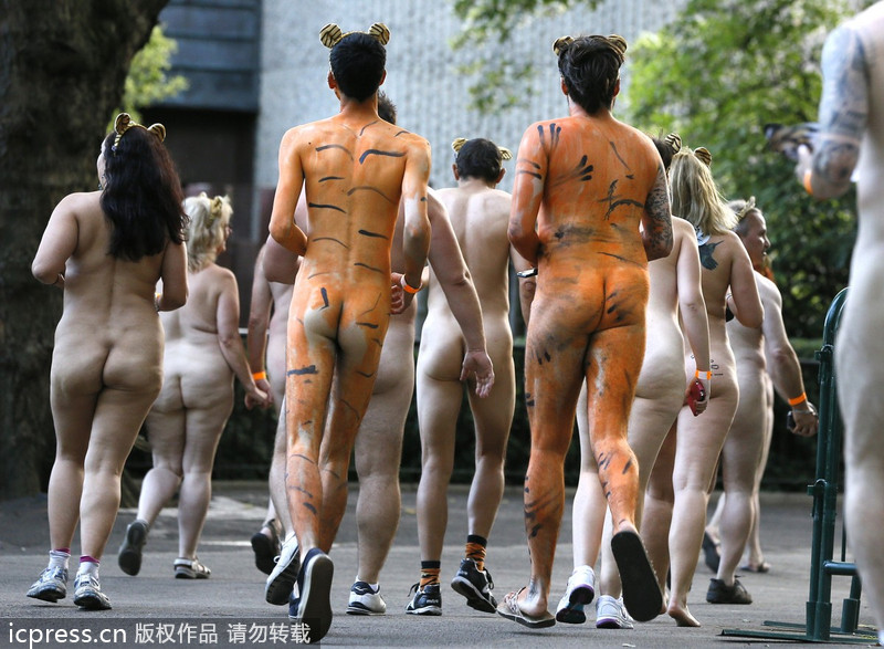 Más de trecientos de corredores desnudos para despertar conciencia sobre los 300 tigres de Sumatra