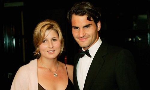 Roger Federer conoció a Mirka Vavrinec durante los Juegos Olímpicos de Sidney. Llegaron a jugar juntos, pero ella se retiró del tennis tiempo después y desde entonces no ha dejado de acompañar a Roger a sus partidos. En 2009 tuvieron gemelas.