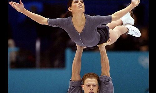 David Pelletier y Jamie Salé comenzaron a patinar juntos en 1998. Durante los juegos de invierno de 2002 los jueces fueron sobornados para dar el oro a una pareja rusa a pesar de que Pelletier y Salé habían sido mejores. Días después se reveló el fraude y recibieron el oro