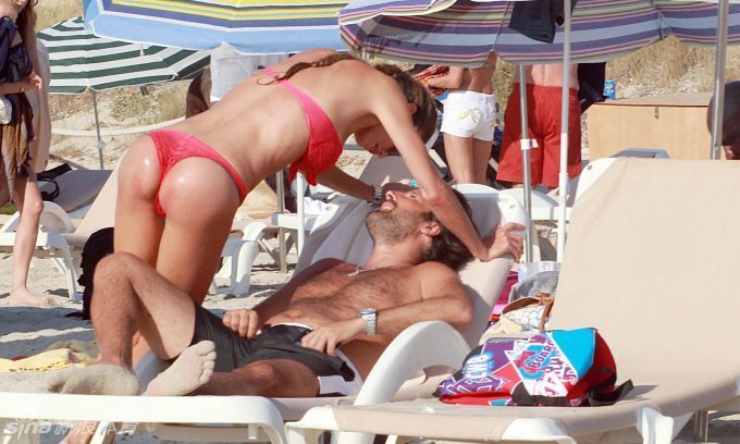 La novia del famoso futbolista italiano toma el sol desnuda en la playa 