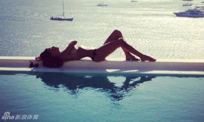 La novia del famoso futbolista italiano toma el sol desnuda en la playa 