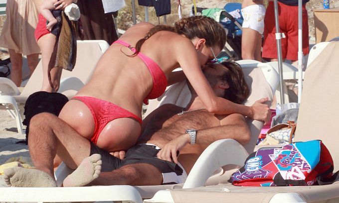 La novia del famoso futbolista italiano toma el sol desnuda en la playa 