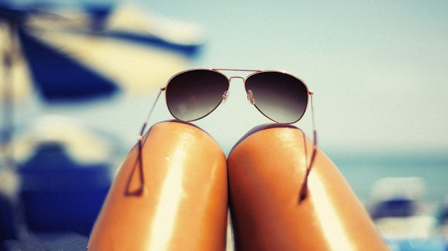 ¿Piernas sexys de las bellas o salchichas en la playa?