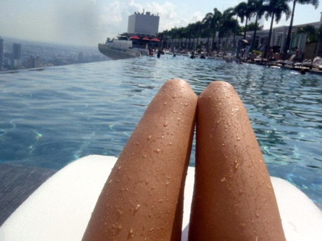 ¿Piernas sexys de las bellas o salchichas en la playa?