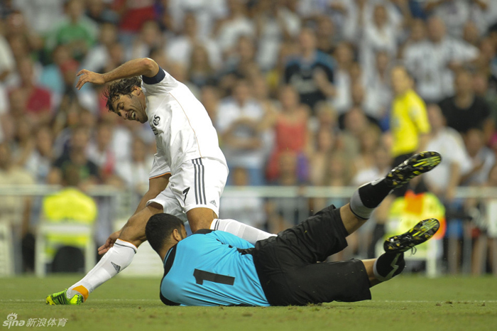 Raúl recibió un en el Bernabéu un homenaje tres años después de su despedida 2