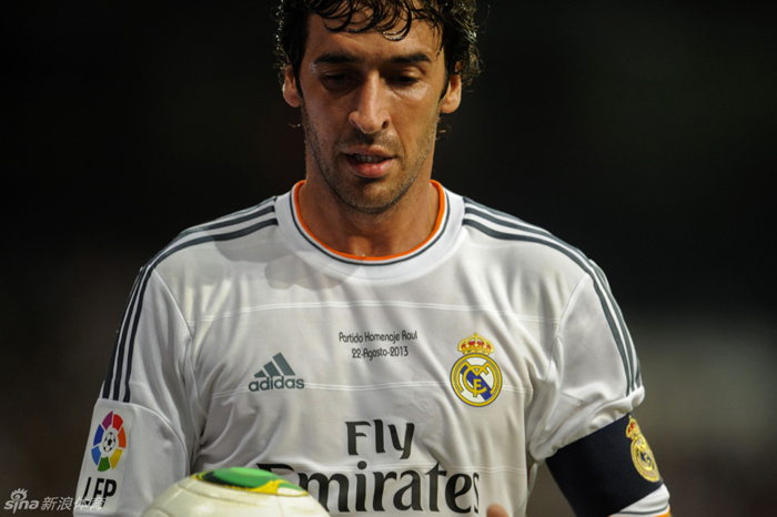 Raúl recibió un en el Bernabéu un homenaje tres años después de su despedida 4