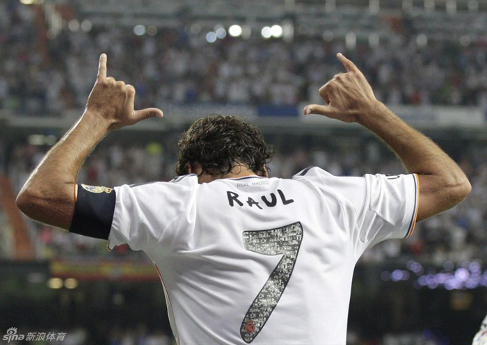 Raúl recibió un en el Bernabéu un homenaje tres años después de su despedida 7