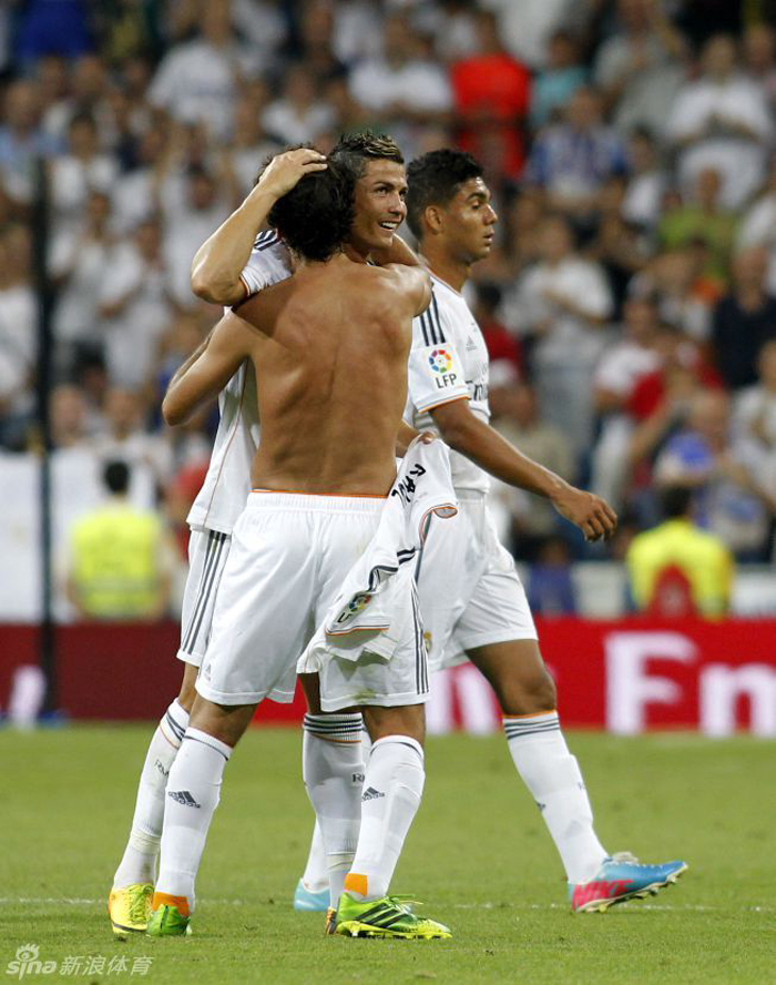 Raúl recibió un en el Bernabéu un homenaje tres años después de su despedida 8