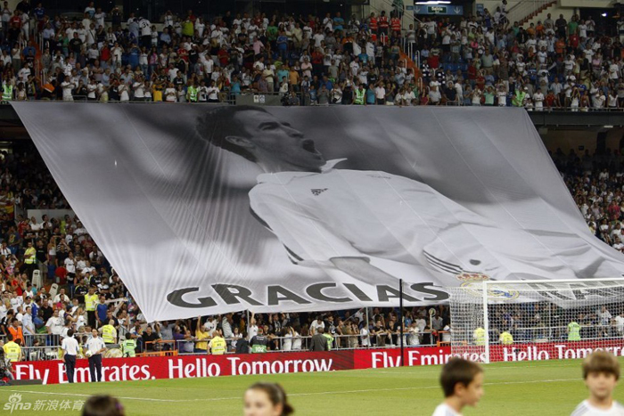 Raúl recibió un en el Bernabéu un homenaje tres años después de su despedida 12