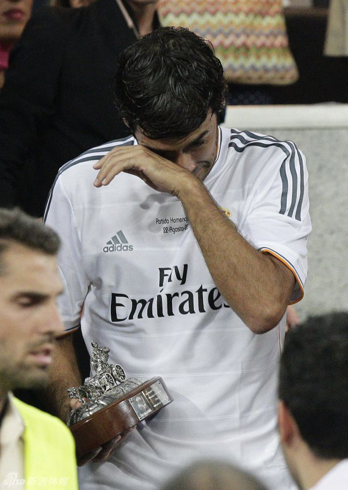 Raúl recibió un en el Bernabéu un homenaje tres años después de su despedida 14