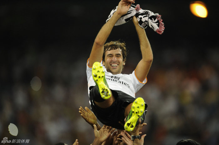 Raúl recibió un en el Bernabéu un homenaje tres años después de su despedida 15