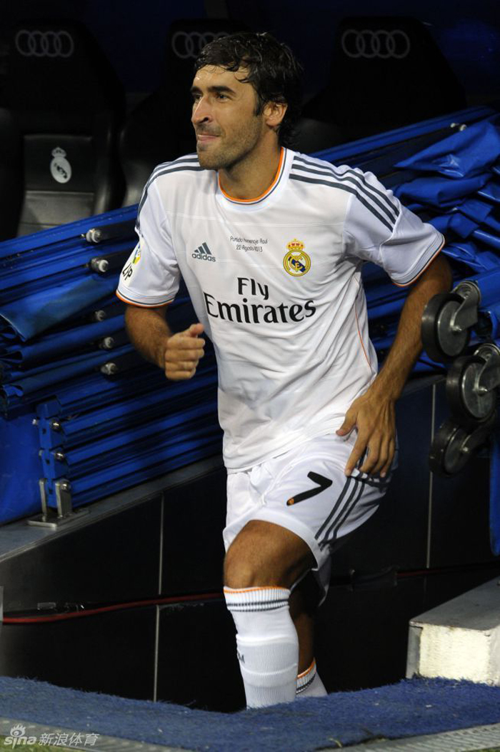 Raúl recibió un en el Bernabéu un homenaje tres años después de su despedida 16