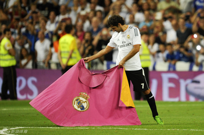 Raúl recibió un en el Bernabéu un homenaje tres años después de su despedida 17