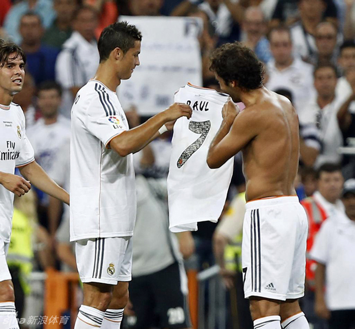 Raúl recibió un en el Bernabéu un homenaje tres años después de su despedida 18