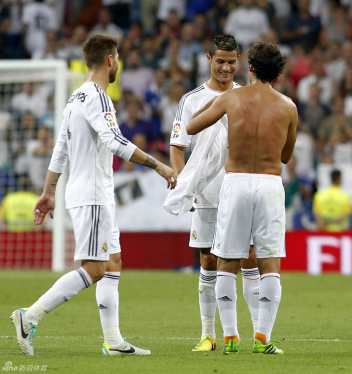 Raúl recibió un en el Bernabéu un homenaje tres años después de su despedida 20