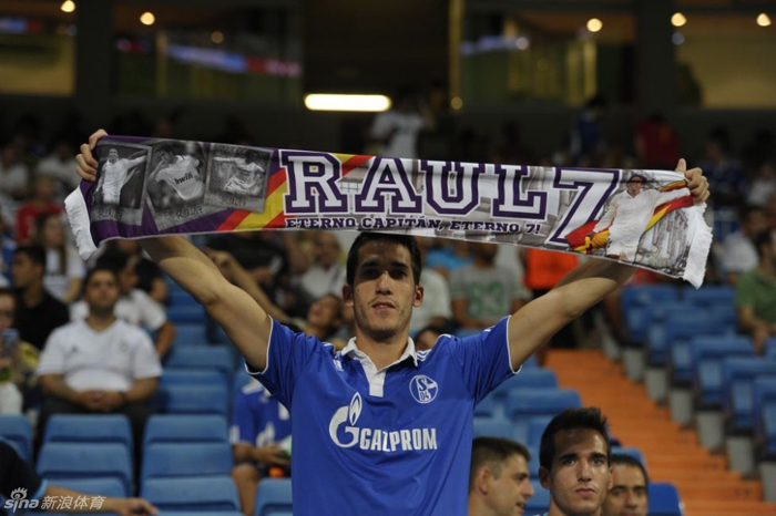 Raúl recibió un en el Bernabéu un homenaje tres años después de su despedida 27