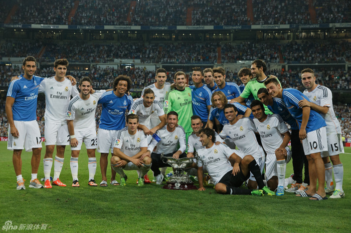 Raúl recibió un en el Bernabéu un homenaje tres años después de su despedida 28