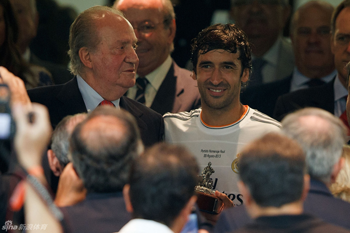 Raúl recibió un en el Bernabéu un homenaje tres años después de su despedida 30