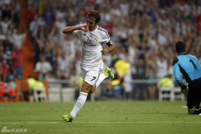 Raúl recibió un en el Bernabéu un homenaje tres años después de su despedida 32