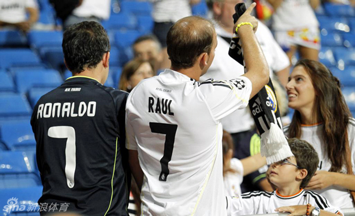 Raúl recibió un en el Bernabéu un homenaje tres años después de su despedida 33