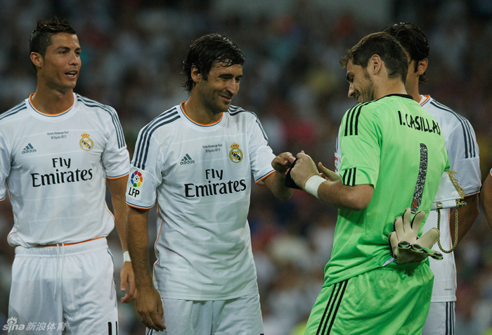 Raúl recibió un en el Bernabéu un homenaje tres años después de su despedida 35