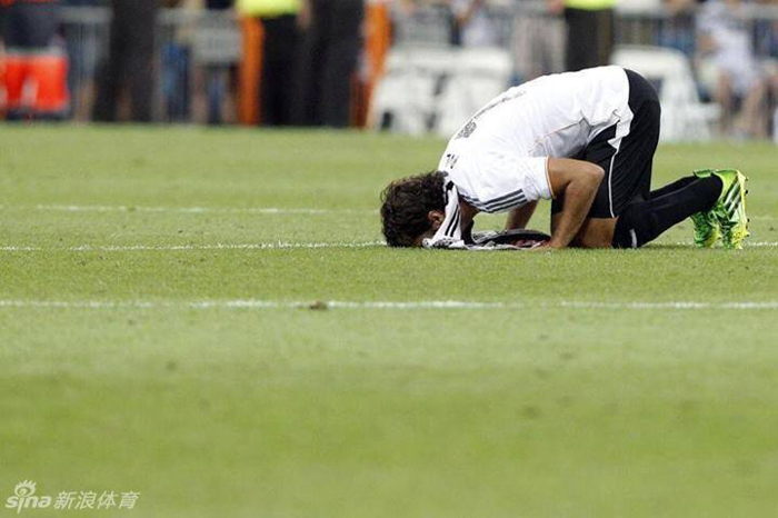 Raúl recibió un en el Bernabéu un homenaje tres años después de su despedida 36