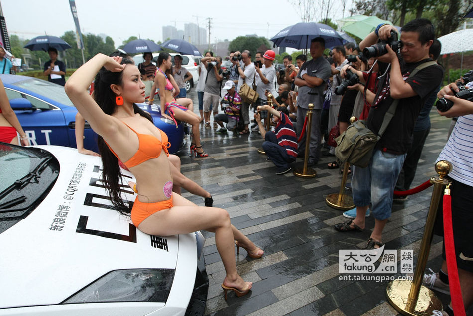Chicas guapas en bikini posan sexy en Chongqing