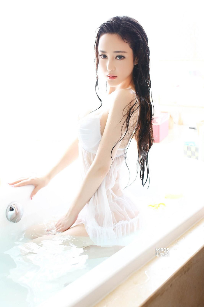 La sexy chica joven china posa sensual en la cama 8