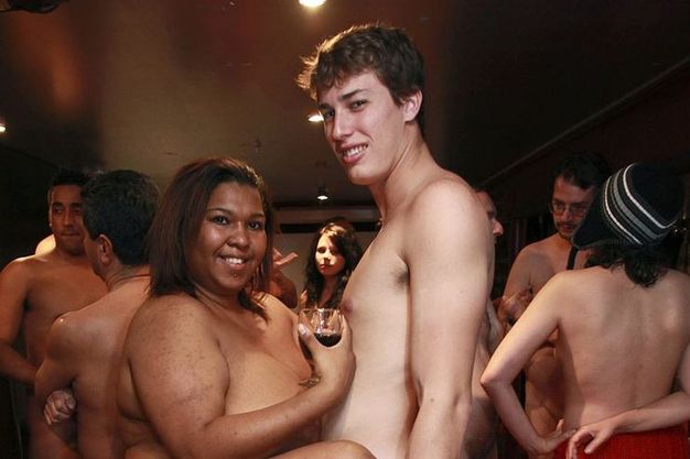 Las estudiantes locas y borrachas en la fiesta 