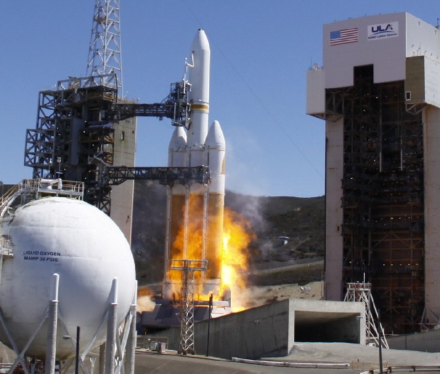 EE.UU. lanzan en California cohete con satélite espía
