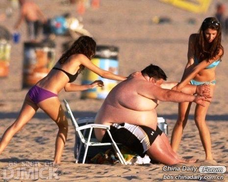 Un gordo tiene problema en la playa 1