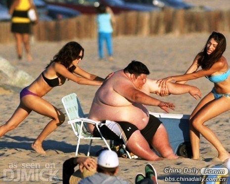 Un gordo tiene problema en la playa 2