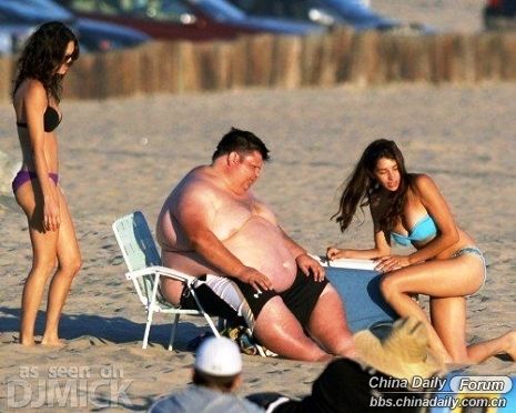 Un gordo tiene problema en la playa 3