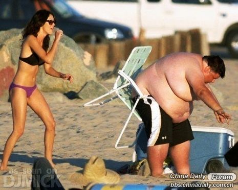 Un gordo tiene problema en la playa 4