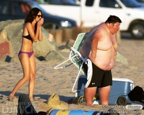 Un gordo tiene problema en la playa 5