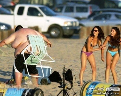 Un gordo tiene problema en la playa 6