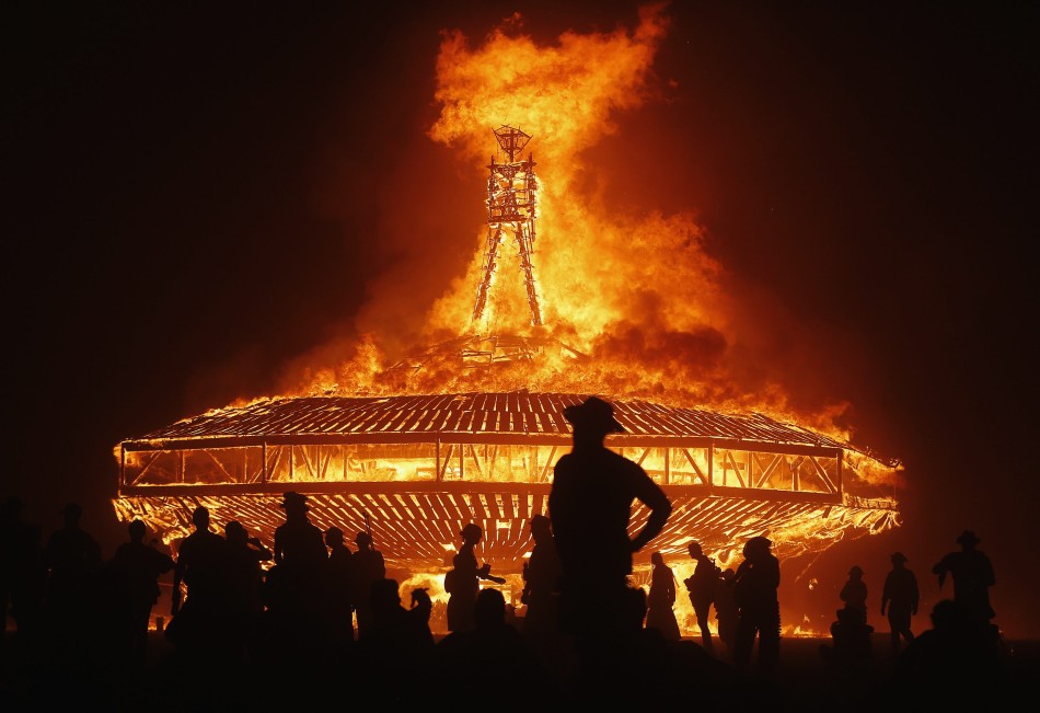 Chicas se desnudan en la Fiesta de Burning Man de EE.UU.