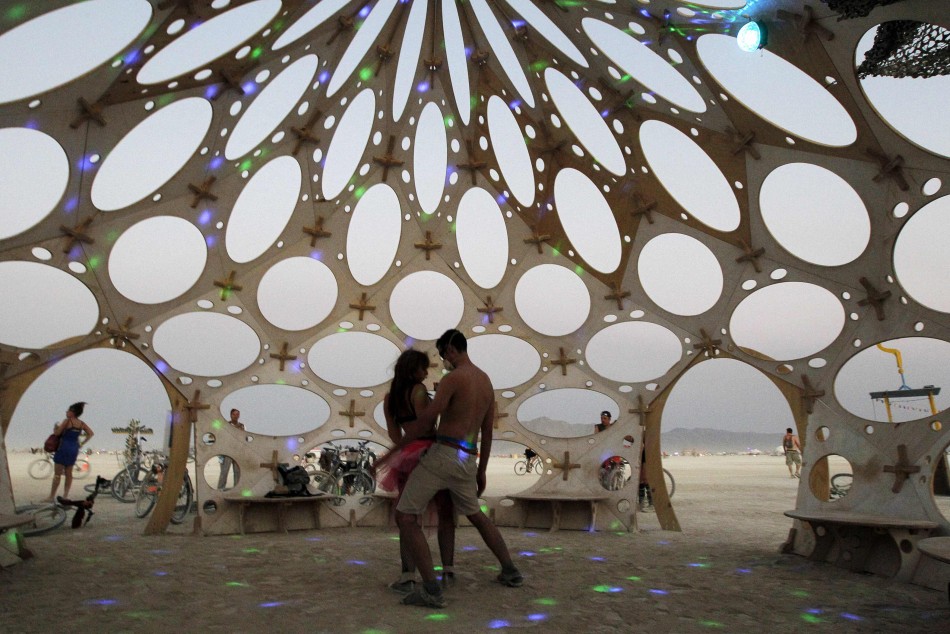 Chicas se desnudan en la Fiesta de Burning Man de EE.UU.