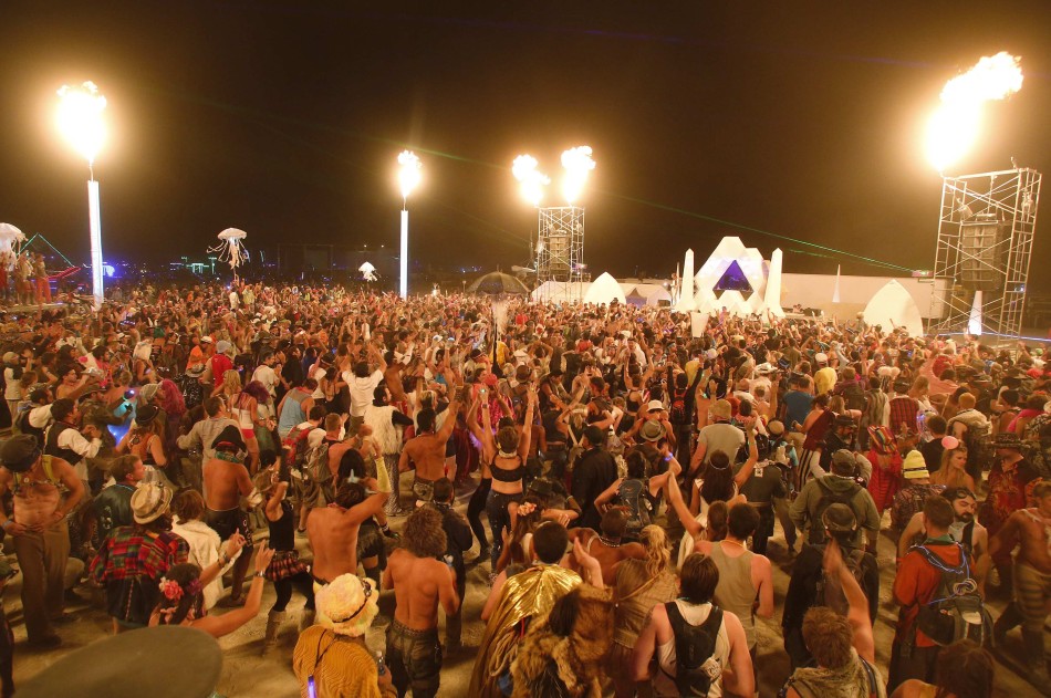 Chicas se desnudan en la Fiesta de Burning Man de EE.UU.