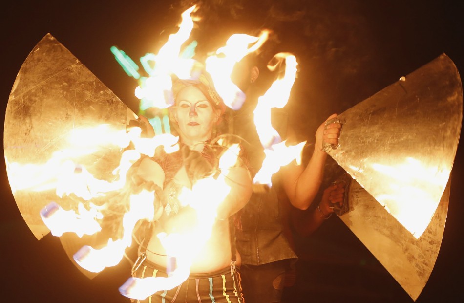 Chicas se desnudan en la Fiesta de Burning Man de EE.UU.