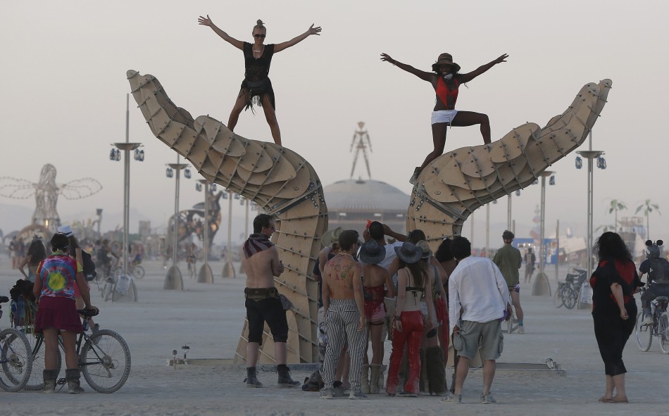 Chicas se desnudan en la Fiesta de Burning Man de EE.UU.