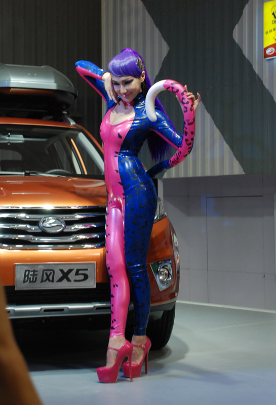 Mujer China Con Vestido Sexy De Gato En La Exposición De Autos En Chengdu Cn